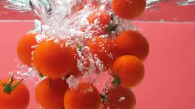 Taze Olgun Domatesler Açık Su Makro Manzarasına Batıyor.