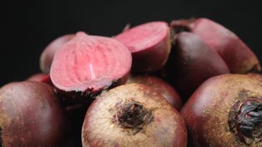 Taze kırmızı pancar pancarı, bütün ve yarı yarıya..