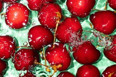 Tatlı Kirazların Suya Sıçrayışının Üst Manzarası