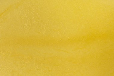 Makronun içinden çiğ patates dokusu..