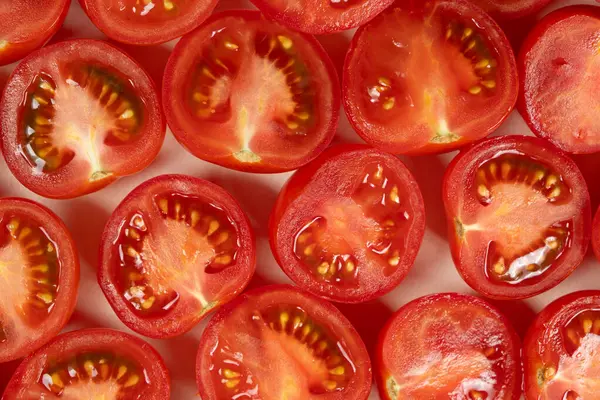 Küçük olgun domatesler ikiye bölünmüş makro üst görünüm.