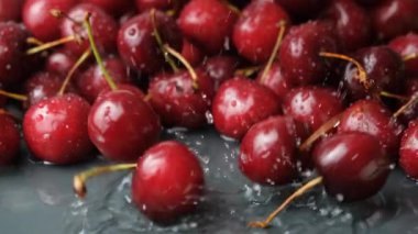 Suya düşen olgun, tatlı kiraz. Yavaş Çekimde Tazeliğin Sıçrayışı