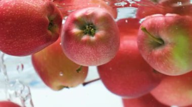 Taze Kırmızı Elmalı Sanatsal Sualtı Sahnesi