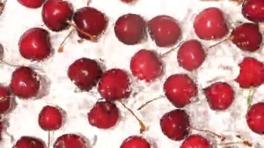 Tatlı Kiraz Taze Böğürtlenlerle Suya Düşerken Üst Görünüm Yavaş Çekim