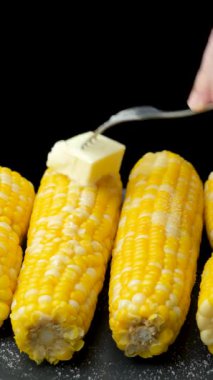 Sıcak Kavrulmuş Mısır Koçanlarının Üzerinde Tereyağı Erimesi
