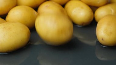 Patateslerin yavaşça suya düşmesi, su sıçratması..
