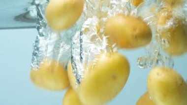 Tüm soyulmamış patatesler suya batırılmış ve kabarcıklar yavaş hareket ediyor..