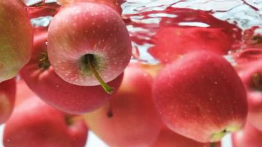 Taze Kırmızı Elmalı Sanatsal Sualtı Sahnesi