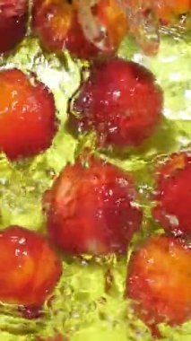 Yavaş Hareket Estetik Su Yüzeyi Hareketindeki Şeftalilerin Dikey Çekimi