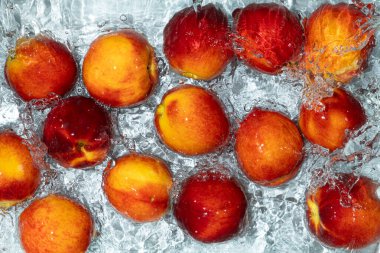 Suda Taze Şeftali. Su Hareketli Üst Görünüm Bileşimi