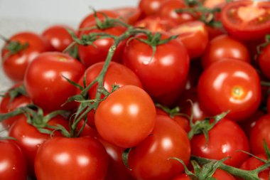 Bir sürü taze kokteyl domatesleri.