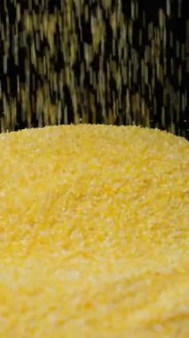 Çiğ pişmemiş mısır gevreği Dikey Yavaş Hareket.