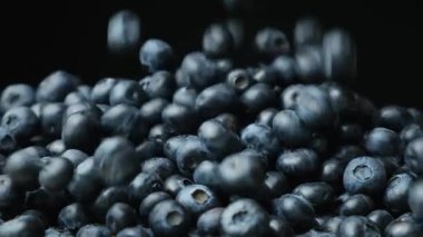 Ağır Çekimde Taze Böğürtlen Yaban mersini Düşürme