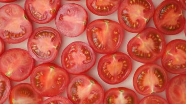 Küçük olgun domatesler ikiye bölünmüş makro üst görünüm.