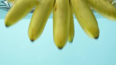 Kabarcıklı Sulu Muz Düşürme Yavaş Hareketli.