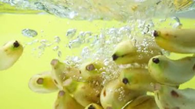 Kabarcıklı Sulu Muz Düşürme Yavaş Hareketli.