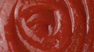 Ketçapın makro dokusu, doğal geleneksel domates sosu, üst görünüm, mutfak arka planı.