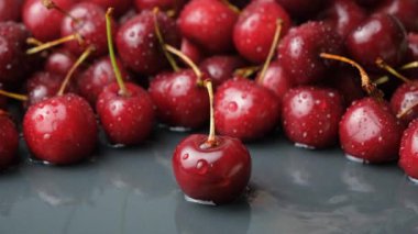 Olgun, sulu, tatlı kiraz suya düşüyor, bir damla su, yavaş çekim.