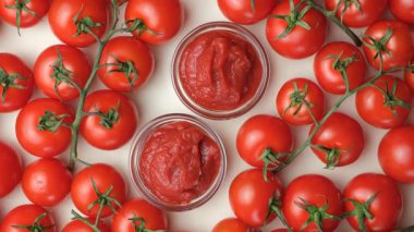 Kâselerdeki zengin domates ezmesi. Ev yapımı yemekler için malzeme. Üst Görünüm.