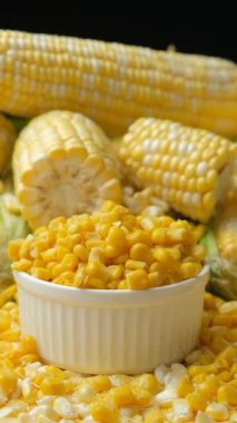 Konserve Tatlı Mısır Tabak Yavaş Harekete Dökülüyor.