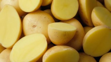 Taze çiğ patatesler. Yarı yarıya yakın çekim kesimi..