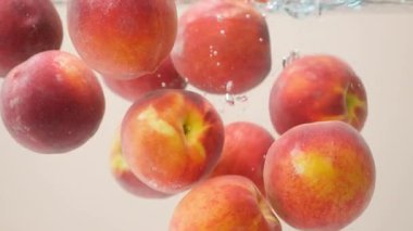 Taze Şeftali Kristal Suya kabarcıklarla dalıyor.