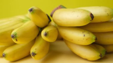 Doğal Doku ve Detaylı Mini Muz Kümesi