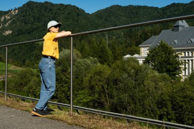 Avrupalı bir kadın doğada yürüyor, başka tarafa bakıyor..