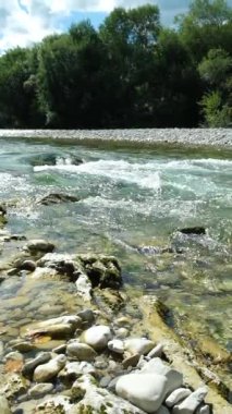 Nehrin Sakin Akan Suyu, Yavaş Hareket Doğal Dikey Arkaplan