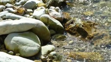 Yavaş Çekimde Rocky Bottom ile Kristal Nehir Akışı.