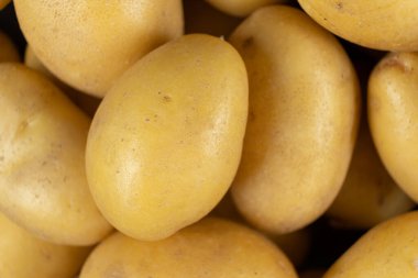 Taze soyulmamış patatesler yakın plan..