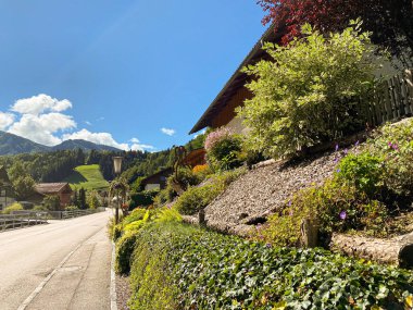 Dağ Doğasında Büyüleyici Evleri Olan Geleneksel Avrupa Köyü.