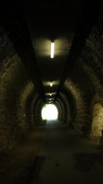 Sonu Işıklı Yavaş Hareketli Karanlık Tünel, Mecazi Kavram.