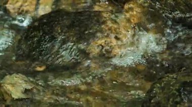 Dağ Akıntısı. Yavaş Çekimde Akış, Sahne Doğası Arkaplanı.