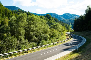 Alplerdeki Mükemmel Modern Yol, Doğa ve Teknoloji Uyumu Konsepti.