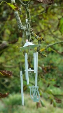 Sonbaharda Ceviz Ağacı 'nda Rüzgar Çanı Meditasyon ve Rahatlama Konsepti