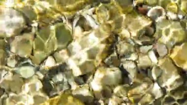 Mountain River 'daki Taşların Üzerinden Yavaş Hareket Suyu Akıyor, Soyut Doğa Arkaplanı.