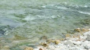 Berrak Su ve Rocky Banks ile Manzaralı Dağ Deresi.