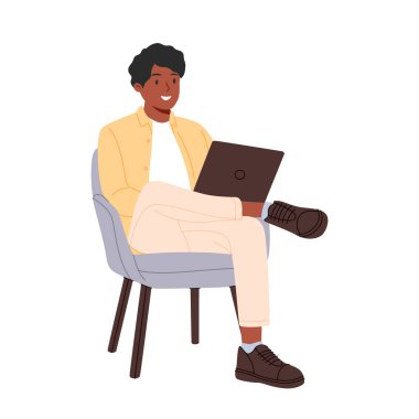 Dizüstü bilgisayarı olan, koltukta oturan mutlu insan. Çevrimiçi uzaktan kumanda işinde serbest çalışan biri. Evde internet üzerinden çalışan serbest çalışan biri. Düz vektör çizimi beyaz arkaplanda izole edildi