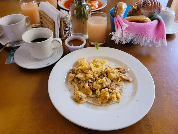 Jedzenie Śniadania Talerz Jajka Skórkami Wieprzowymi Wraz Kawą Chlebem Sokiem — Zdjęcie stockowe