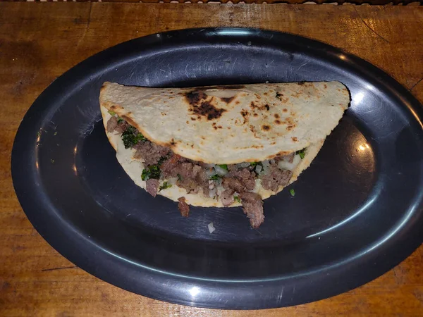 Tahta Bir Masada Siyah Bir Tabakta Biftek Taco Yemek — Stok fotoğraf