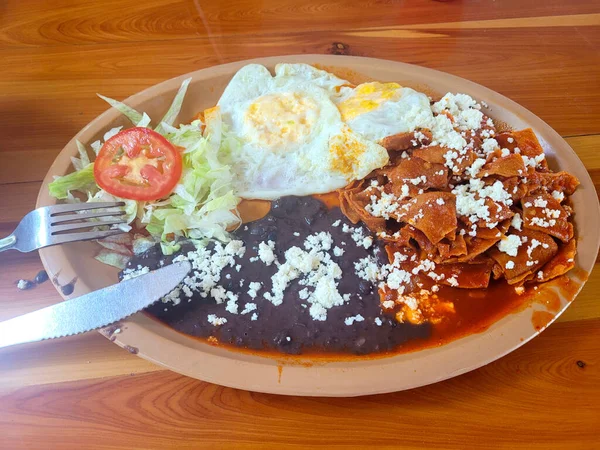 Ver Plato Llamado Chilaquiles Con Huevos Fritos Frijoles Ensalada México — Foto de Stock