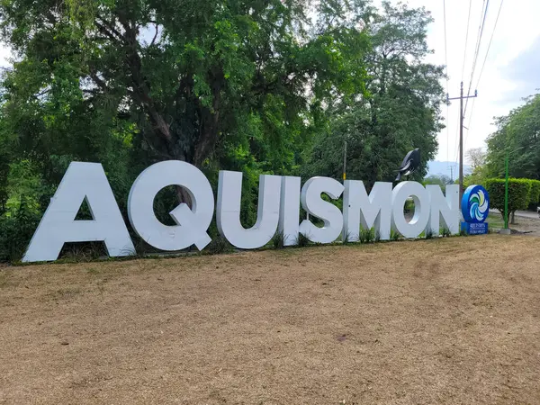 Aquismon, Meksika - 23 Mayıs 2022: Kasabanın girişindeki Aquismon harflerinin resmi