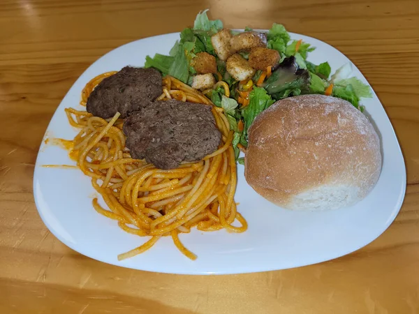 Tányér Húsgombóccal Spagetti Salátával Zsemlével Egy Asztalon Étel — Stock Fotó