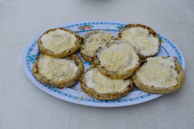 Meksika yemeğinin beyaz bir masada 