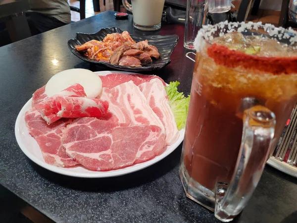 Bild Eines Tisches Mit Verschiedenen Rohen Fleischstücken Und Einem Glas — Stockfoto