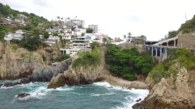 Meksika, La Quebrada olarak bilinen bölgede Acapulco uçurumlarının yanında seyahat