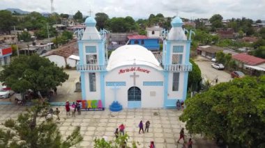 Guerrero eyaletinin Texca kasabasının merkezindeki kiliseden uzaklaşan bir video.