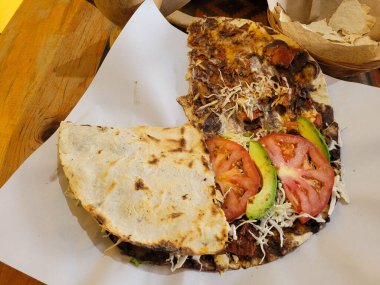 Tipik bir Oaxacan yemeği. Adı Tlayuda. Baharatlı et, Meksika.