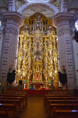 Taxco, Meksika - 10 Ekim 2022: Taxco 'daki Santa Prisca Kilisesi' nin iç mekanı